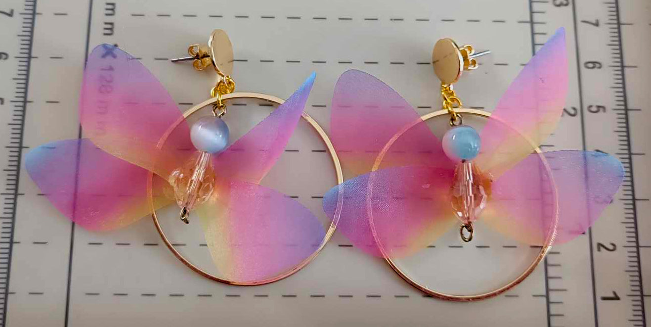 Goudkleurige Vlinder Oorbellen met Stoffen Vleugels & Roze Glasparels – Handgemaakt