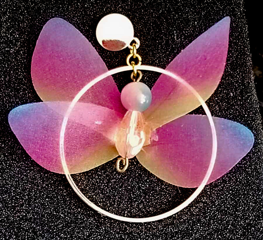 Goudkleurige Vlinder Oorbellen met Stoffen Vleugels & Roze Glasparels – Handgemaakt