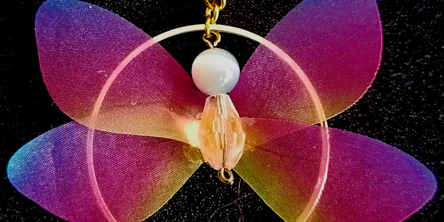 Goudkleurige Vlinder Oorbellen met Stoffen Vleugels & Roze Glasparels – Handgemaakt