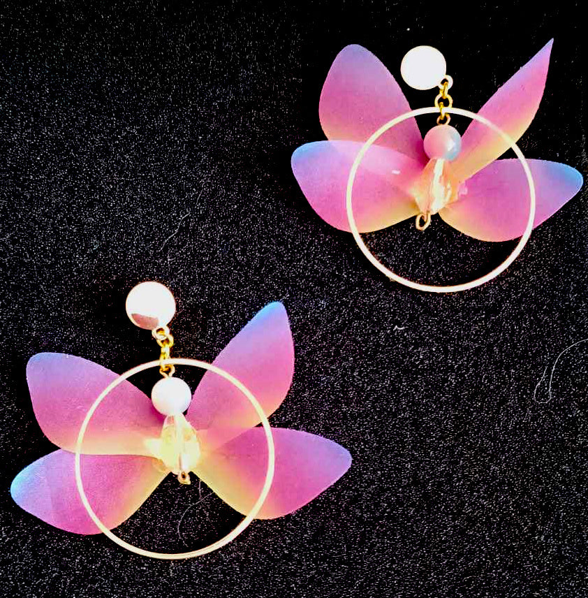 Goudkleurige Vlinder Oorbellen met Stoffen Vleugels & Roze Glasparels – Handgemaakt