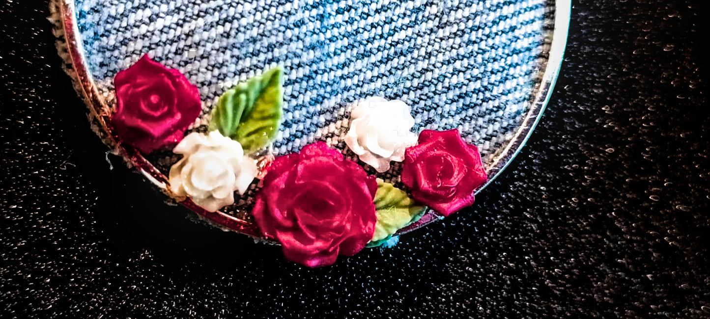 Jeans cirkel oorbellen met acryl bloemen en rvs ring handgemaakt & gerecycleerd Revivo collectie