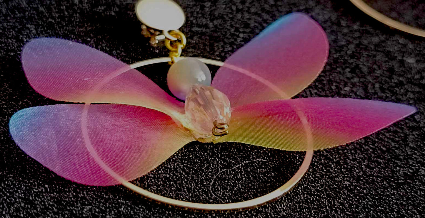 Goudkleurige Vlinder Oorbellen met Stoffen Vleugels & Roze Glasparels – Handgemaakt