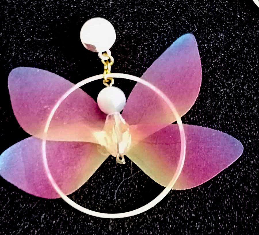 Goudkleurige Vlinder Oorbellen met Stoffen Vleugels & Roze Glasparels – Handgemaakt