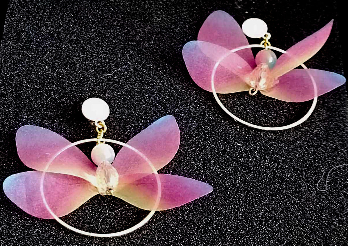 Goudkleurige Vlinder Oorbellen met Stoffen Vleugels & Roze Glasparels – Handgemaakt