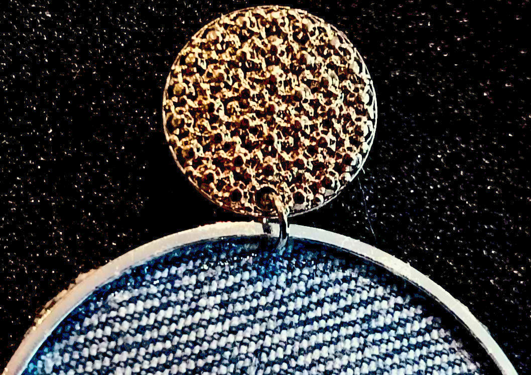 Jeans cirkel oorbellen met acryl bloemen en rvs ring handgemaakt & gerecycleerd Revivo collectie