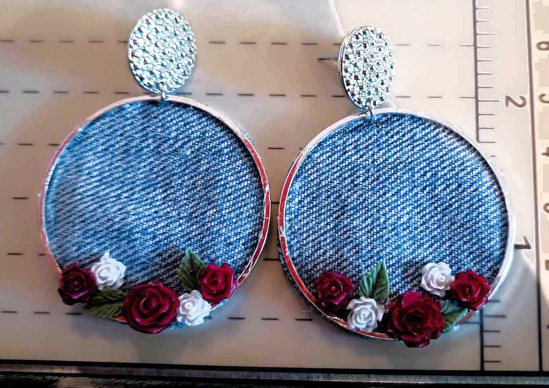 Jeans cirkel oorbellen met acryl bloemen en rvs ring handgemaakt & gerecycleerd Revivo collectie