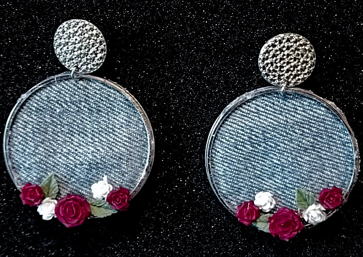 Jeans cirkel oorbellen met acryl bloemen en rvs ring handgemaakt & gerecycleerd Revivo collectie